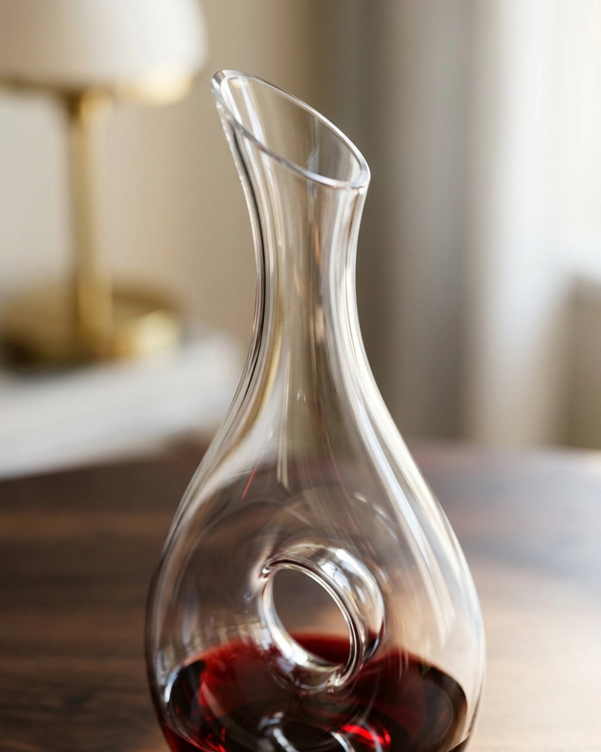 Carafe en cristal tenue en main Le Cristoir