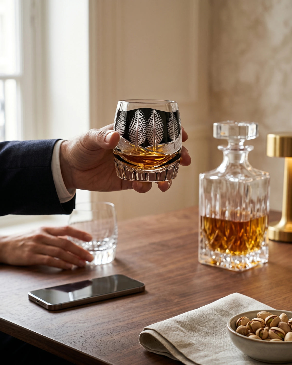 Service du whisky dans un verre en cristal Le Cristoir