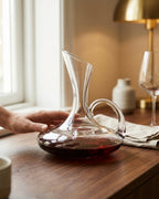 Carafe à vin Aldwen posée sur une table avec une main
