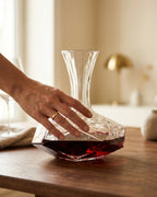 Carafe à vin Edran posée sur une table