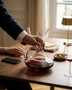 Carafe à vin Aldwen posée sur une table