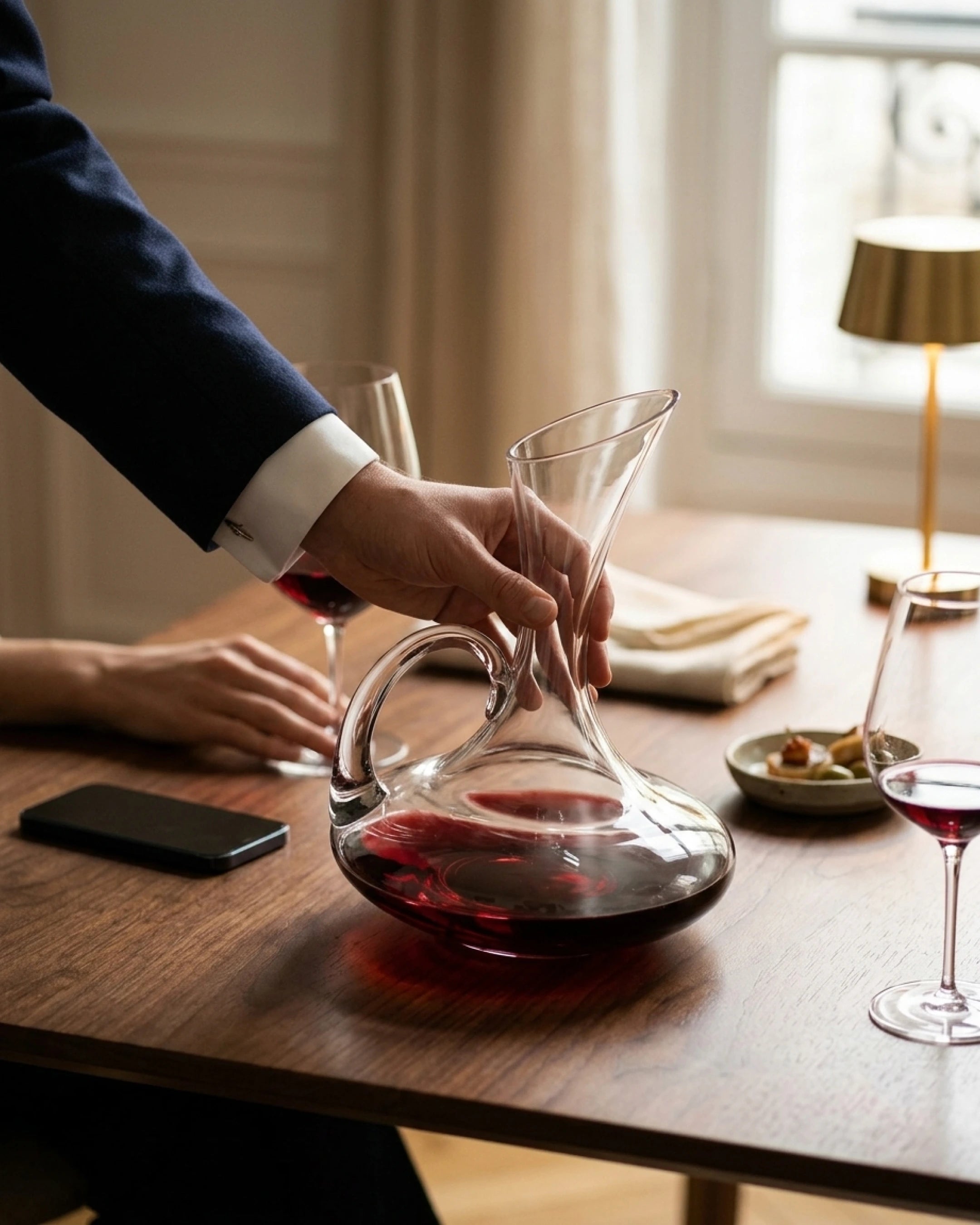 Carafe à vin Aldwen posée sur une table