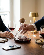 Carafe à vin Le Cristoir Althen posée sur une table