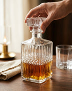 Carafe à whisky Kelvyn Le Cristoir posée sur une table
