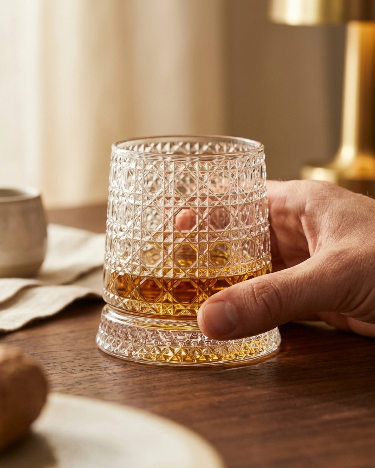 Verre à whisky en cristal tenu en main — qualité Le Cristoir